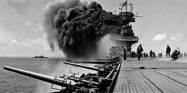 La Batalla de Midway; (Esta es una imagen sobre la Batalla de Midway tomada desde el Portaaviones USS Yorktown) "P"