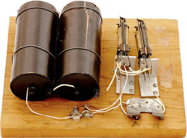 George Stibitz Builds A Simple Demonstration Circuit