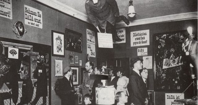 Hugo Ball y su esposa Emmy Hennings inauguran el Cabaret Voltaire