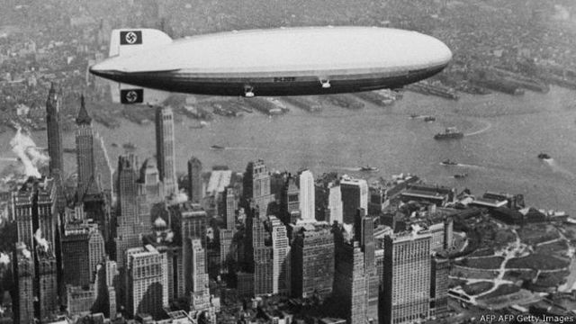 El desastre del Hindenburg acaba con la era de los viajes en dirigible.