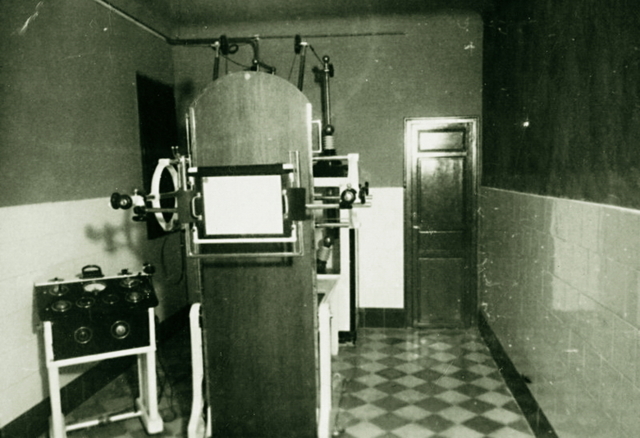 PRIMERA MÁQUINA DE RAYOS X