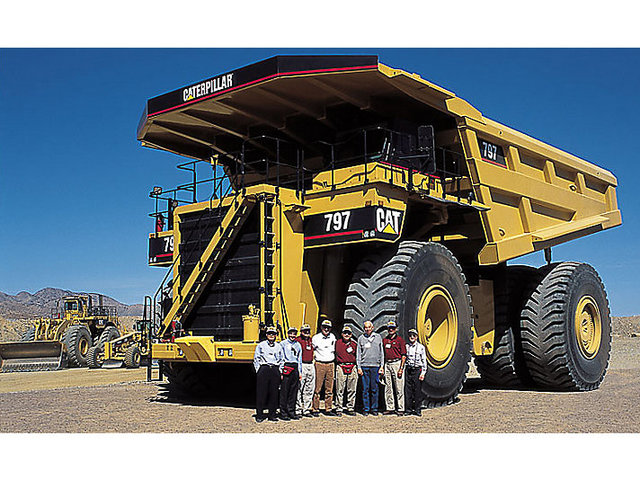 primer camion minero de mando electronico