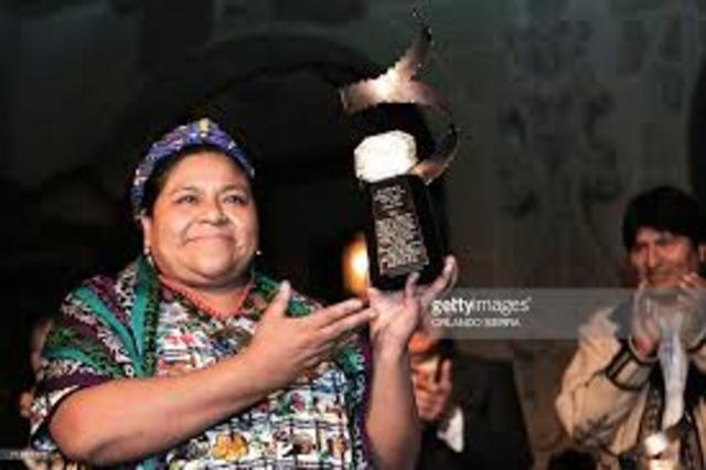 1992 Rigoberta Menchú gana el premio nobel de la paz