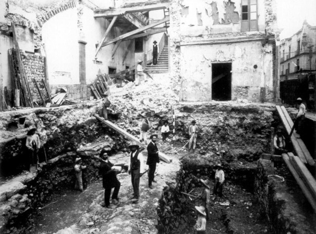 Descubrimiento del Templo Mayor en la esquina de Santa Teresa y Seminario