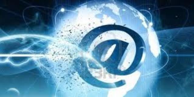 1972 Implementación de @ y Creación del Primer Chat