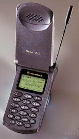 Motorola lanza el "Star Tac"