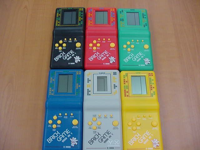La consola portátil de los pobres Brick Game 9999 in 1