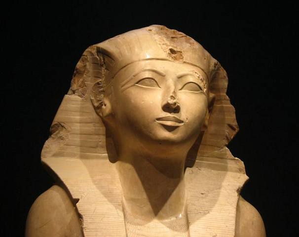 Hatshepsut se proclama Rey(na)