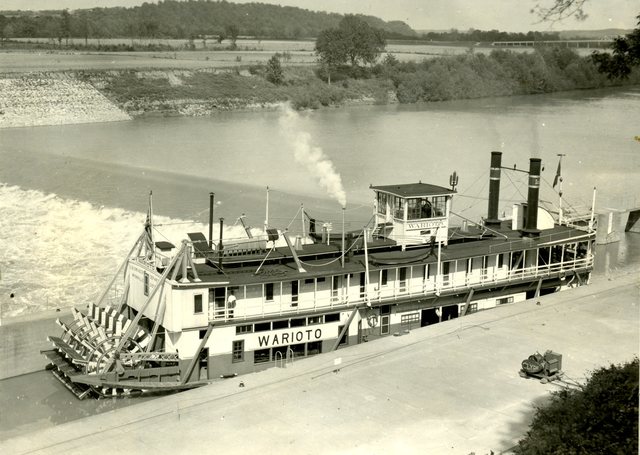 Towboat Warioto navigates through Lock D