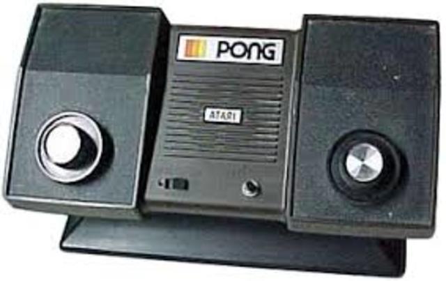 Nolan Bushnell funda Atari y presenta " Pong ", el primer video juego puesto a la venta.