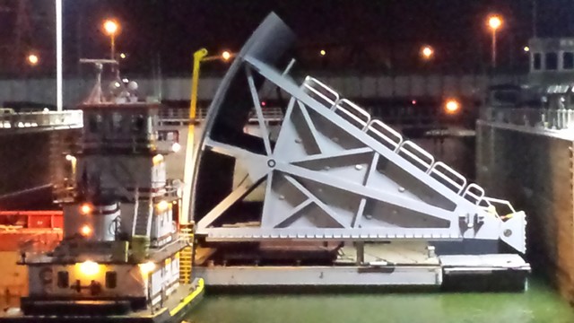 Olmstead tainter gates pass through Kentucky Lock