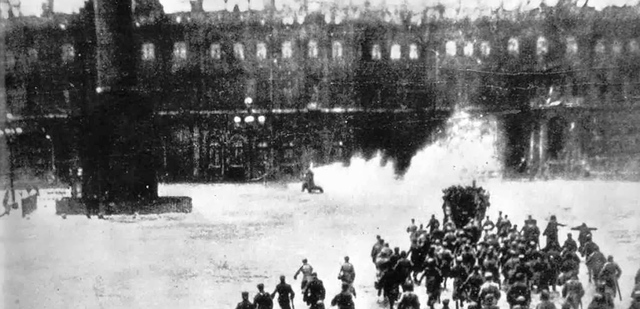 Los bolcheviques toman el palacio de invierno