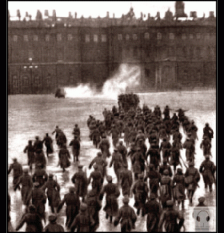 Los Bolcheviques toman el Palacio de Invierno.