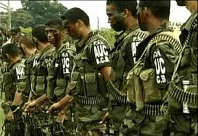 CRECIMIENTO DE LAS GUERRILLAS Y SURGIMIENTO FUERZAS PARAMILITARES