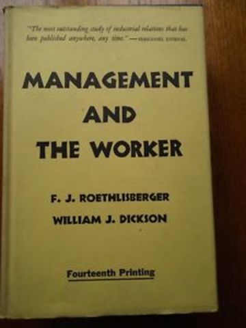 Se introduce la escuela de relaciones humanas