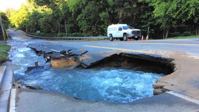 Break in city water main causes sinkhole on York Road in Cockeysville, MD