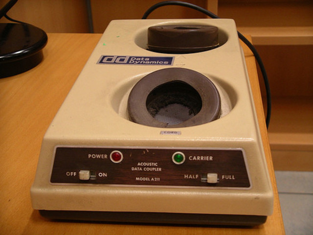 Primer modelo de módem llamado Hayes Smartmodem