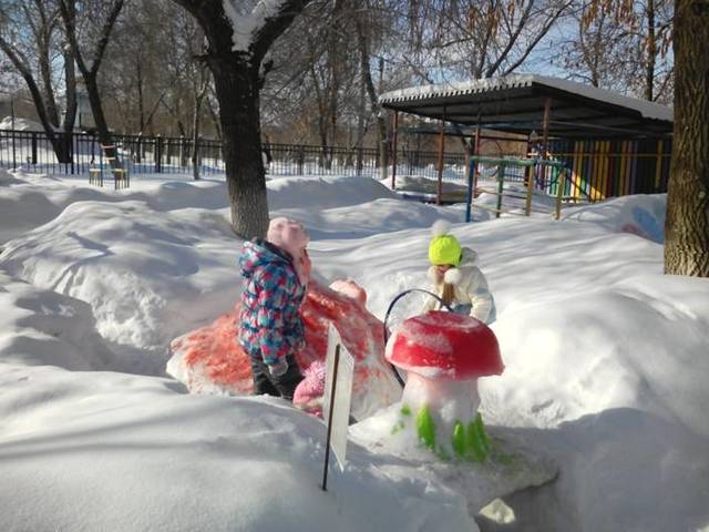 Педагоги совместно с родителями участвовали в конкурсе "Зимнее царство"