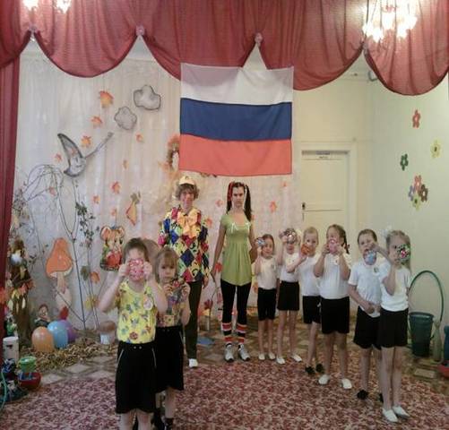 В рамках дня "открытых дверей " был показан праздник осени по телевидению в программе "День" по каналу ТВН