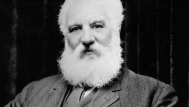 Alexander Graham Bell telefonoa asmatu zuen.
