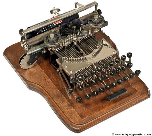 LA MAQUINA DE ESCRIBIR