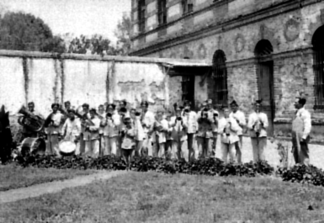 Se funda la escuela central de anormales