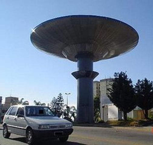 1996- Duas jovens da cidade mineira de Varginha relatam ter visto um ser extraterrestre