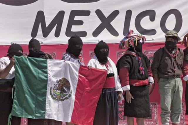 Los comandantes del EZLN realizan su marcha