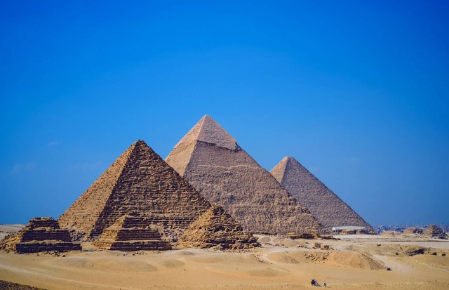 Pyramids of Giza built.