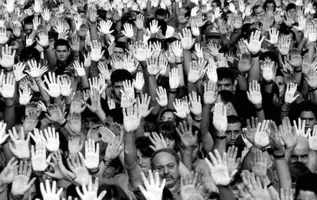 Manos blancas para exigir la liberación de Miguel Angel Blanco