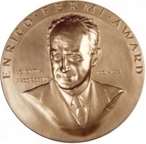 Recibió el premio Enrico Fermi por sus aportaciones a la teoría y al diseño de las computadoras electrónicas.