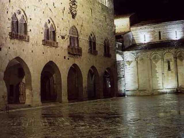 A Firenze, ormai nelle mani dei Guelfi Neri, inizia una serie di processi contro gli oppositori politici