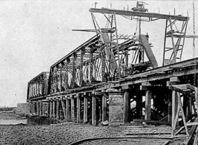 SE CONSTRUYE EL PUENTE FERROVIARIO