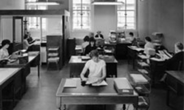 La Society of Telegraph Engineers crea el primer catálogo de tarjetas para el público