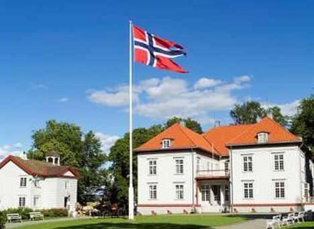 Norges grunnlov ble undertegnet på Eidsvoll.