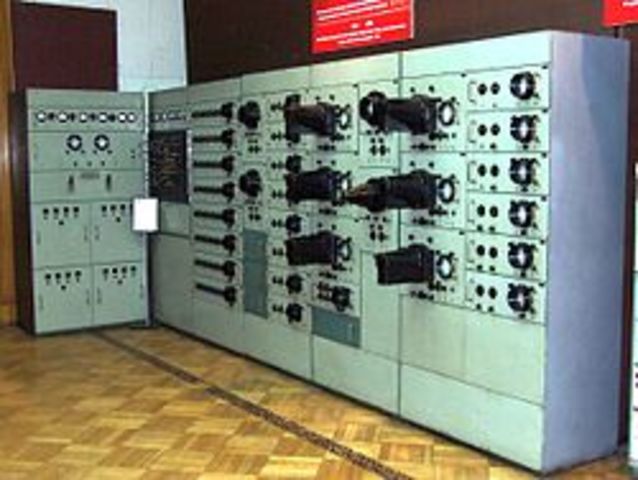 Pierwszy analogowy Analizator Równań Różniczkowych