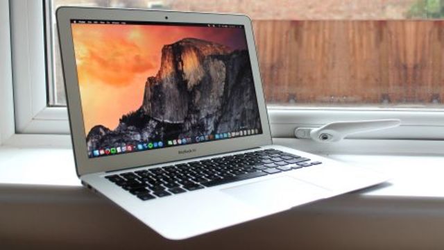 Apple lanza al mercado la MacBook air , la laptop mas delgada en ese momento