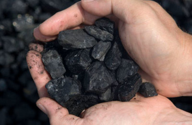 Coal begins to displace the use of other energies