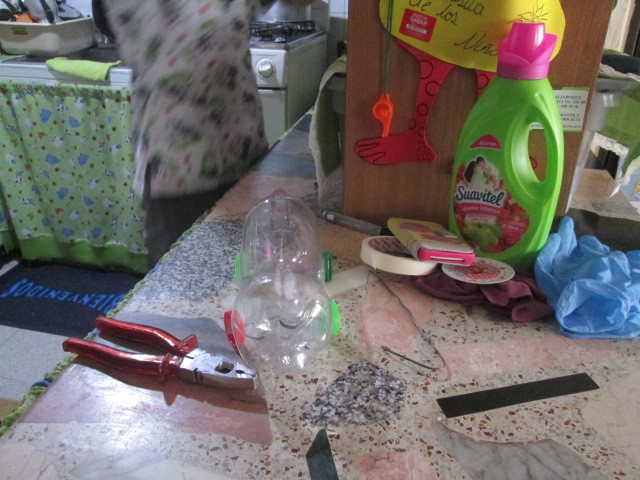 MATERIALES RECICLADOS POR LOS NIÑOS QUE SE REQUIEREN PARA LA ACTIVIDAD.