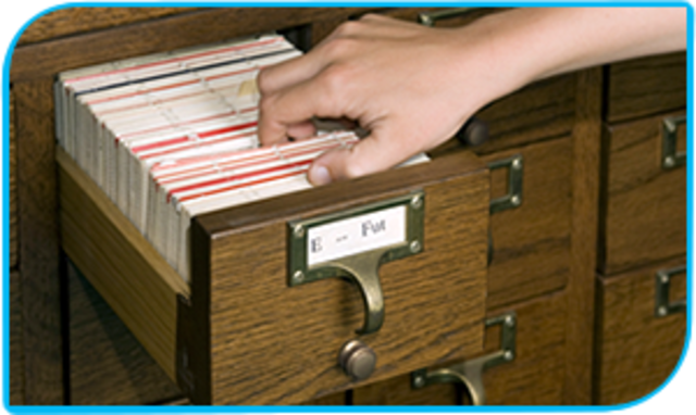 surge la idea de utilizar tarjetas para la catalogación de libros como registro permanente