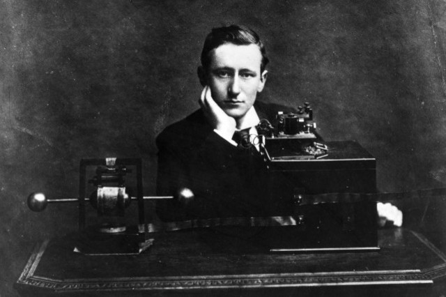 Marconi inventa il telegrafo senza fili