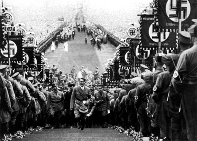 Comença el nazisme a Alemanya.