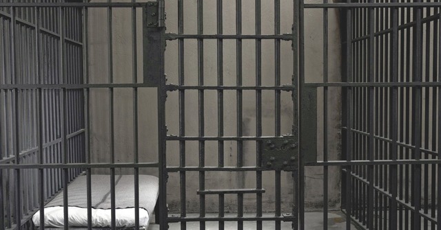 Isabel visits the prison