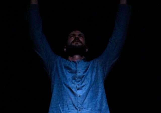 Se crea el primer grupo teatral estable