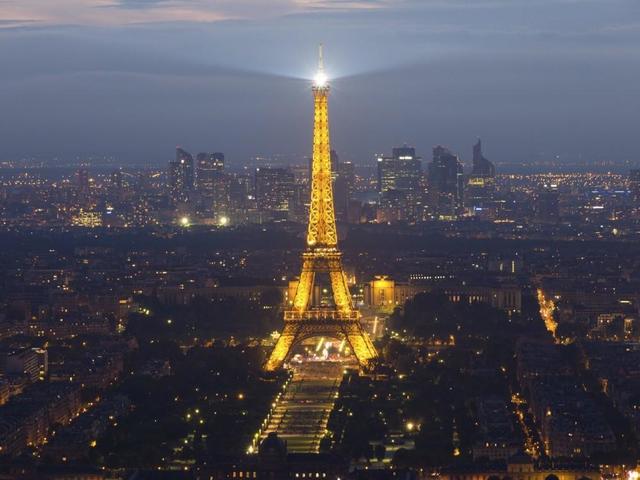 La iluminación de la torre de París