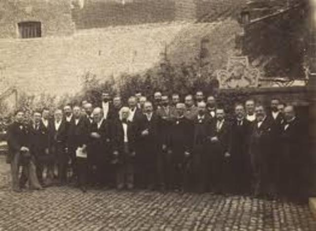 En Bruselas y en el transcurso de la celebración de la Première Conference Internationale sur la Bibliographie, se inicia el proyecto de Repertoire Bibliographique Universal, éste será el primer ensayo real de catalogación internacional