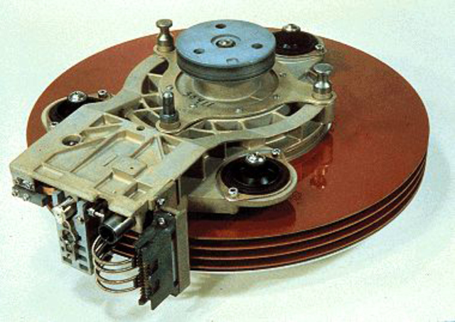 Los discos duros Winchester son introducidos por IBM en los modelos 3340