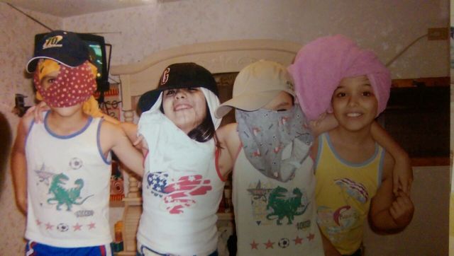 Con mis hermanos y mi prima a los 9 años