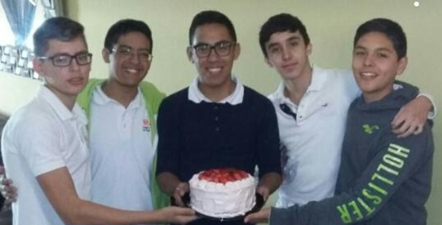 En el cumpleaños de un amigo este año