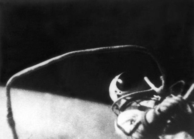 Alexi leonov spends 12 min out side of capsule